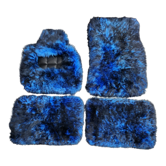 سجادات أرضية من جلد الغنم متعددة الألوان من Mogul Mats تظهر باللون الأزرق مع أطراف سوداء