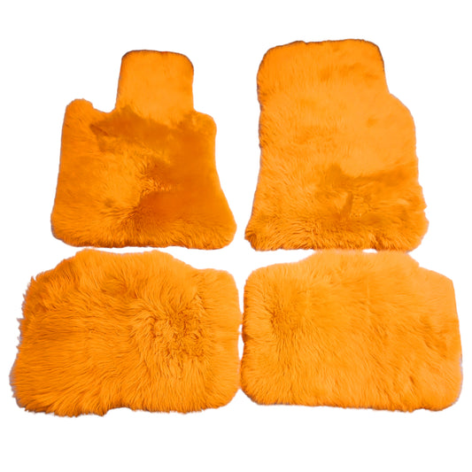 سجادات أرضية من جلد الغنم الأصلي من Mogul Mats تظهر باللون البرتقالي